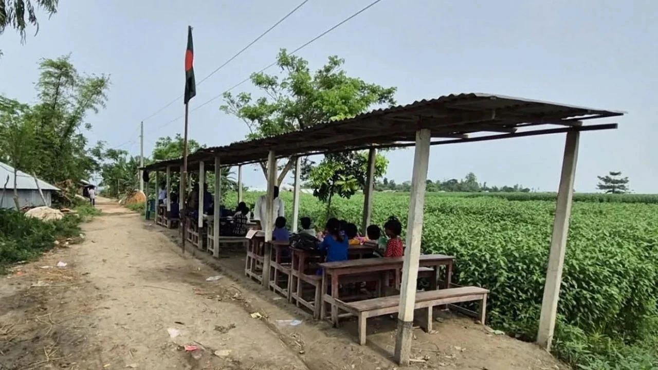 বাঁধের ওপর টিনের ছাউনিতে চলছে পাঠদান