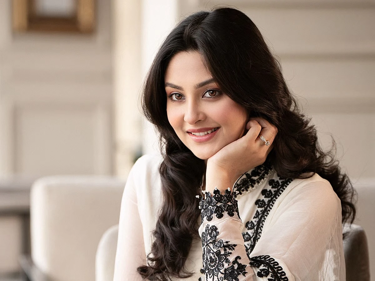প্রেমের সম্পর্কের ইঙ্গিত দিলেন অভিনেত্রী নীহা
