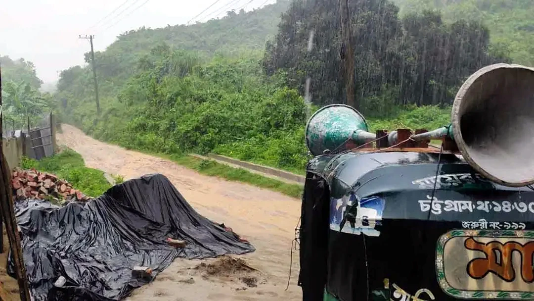 পাহাড়ধসের শঙ্কায় ঝুঁকিপূর্ণ এলাকা ছাড়তে মাইকিং