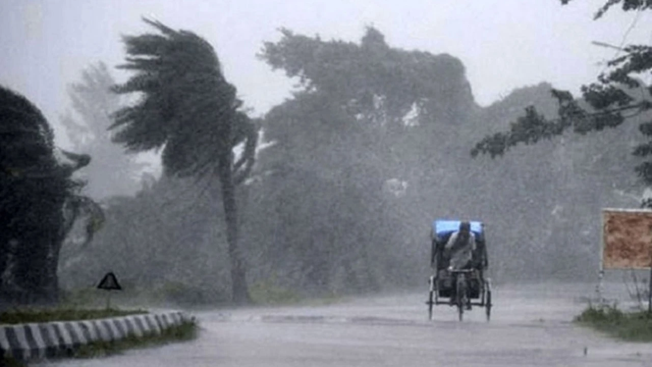 ঢাকাসহ ১৬ অঞ্চলে ঝড়-বৃষ্টির সতর্কতা, ভারী বর্ষণে জলাবদ্ধতা ও পাহাড়ধসের শঙ্কা