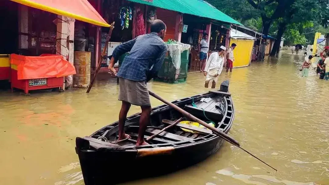 ভারী বৃষ্টিতে কয়েক অঞ্চলে বন্যার শঙ্কা