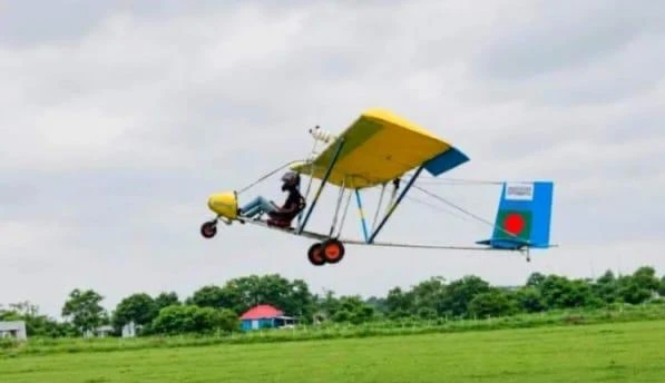 নিজের তৈরি বিমানে ডানা ভাসালেন সদরপুরের মারুফ