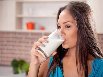 ঘুমানোর আগে দুধ পান কি সত্যিই ভালো?