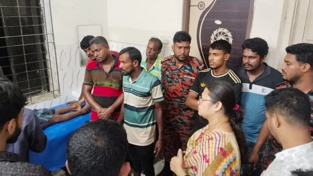 ঝালকাঠির ভাসমান পেয়ারা বাজারে বেড়াতে গিয়ে প্রাণ গেল কিশোরের