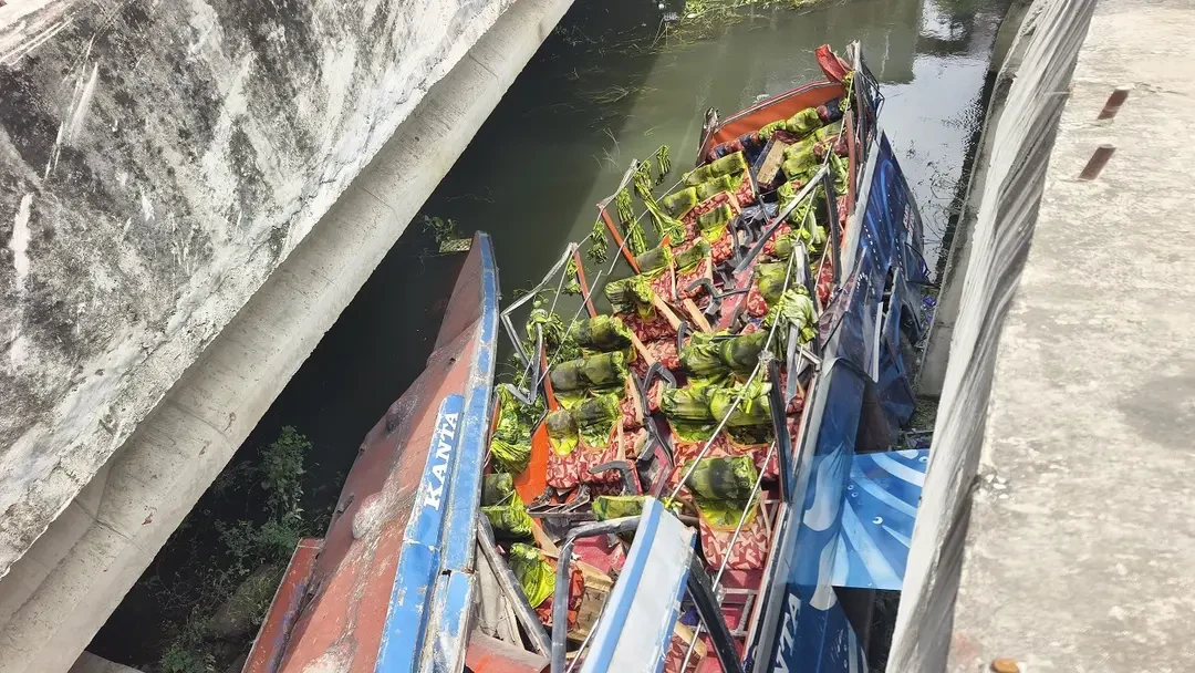 মহাসড়ক থেকে যাত্রীবাহী বাস নিয়ন্ত্রণ হারিয়ে পড়ল খাদে