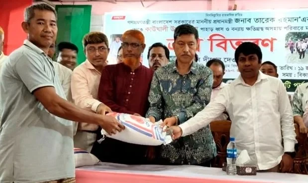 রাঙ্গামাটিতে পাহাড় ধস ও বন্যায় ক্ষতিগ্রস্থদের মধ্যে ত্রাণ বিতরণ
