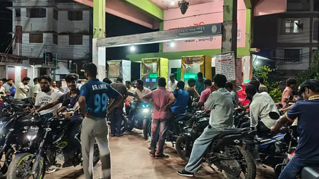 তেল সংকট গুজব, রাজশাহীর পাম্পে মধ্যরাতে দীর্ঘ লাইন