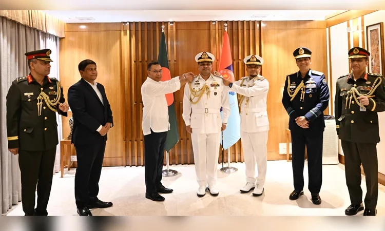 নবনিযুক্ত নৌপ্রধানকে র্যাঙ্ক ব্যাজ পরিয়ে দেন প্রধানমন্ত্রী