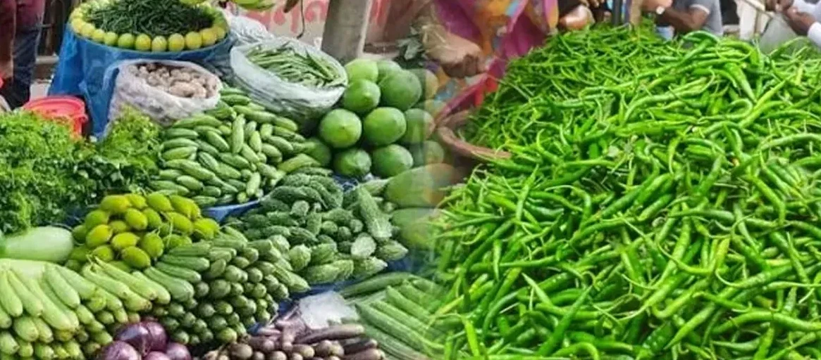 টানা বৃষ্টিতে রাজধানীর সবজির বাজারে আগুন,কাঁচা মরিচ ২৮০ টাকা কেজি