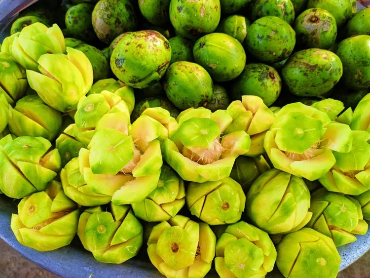 স্বাদে টক, গুণে ভরপুর: আমড়া খাওয়ার যেসব উপকারিতা জানলে অবাক হবেন