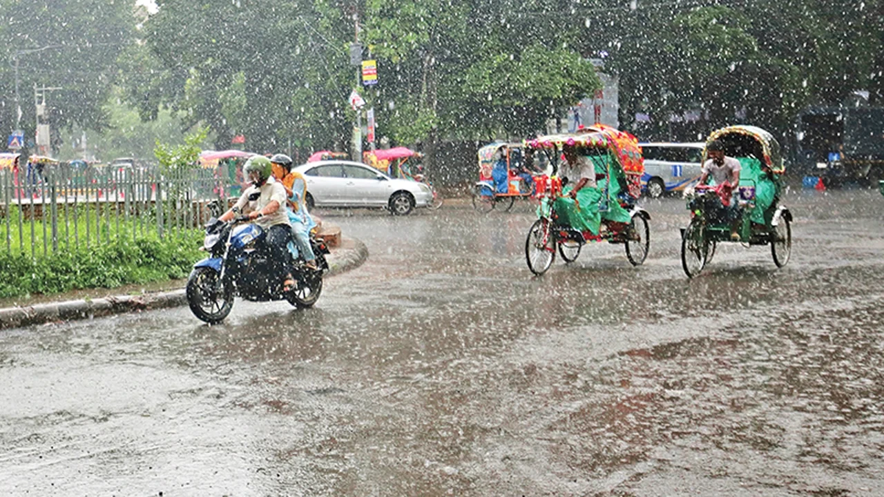 ভ্যাপসা গরমের পর ঢাকায় স্বস্তির বৃষ্টি, থাকতে পারে দুপুর পর্যন্ত