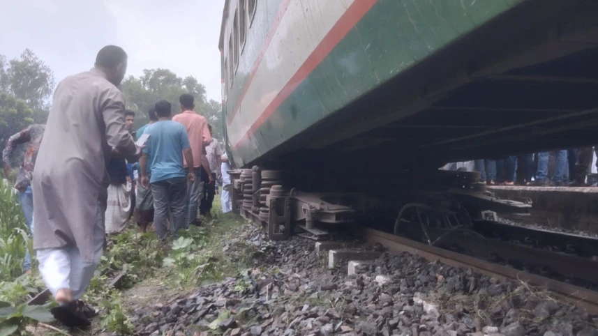 সিল্কসিটি এক্সপ্রেস লাইনচ্যুত, ঢাকার সঙ্গে উত্তরাঞ্চলের রেল যোগাযোগ বন্ধ