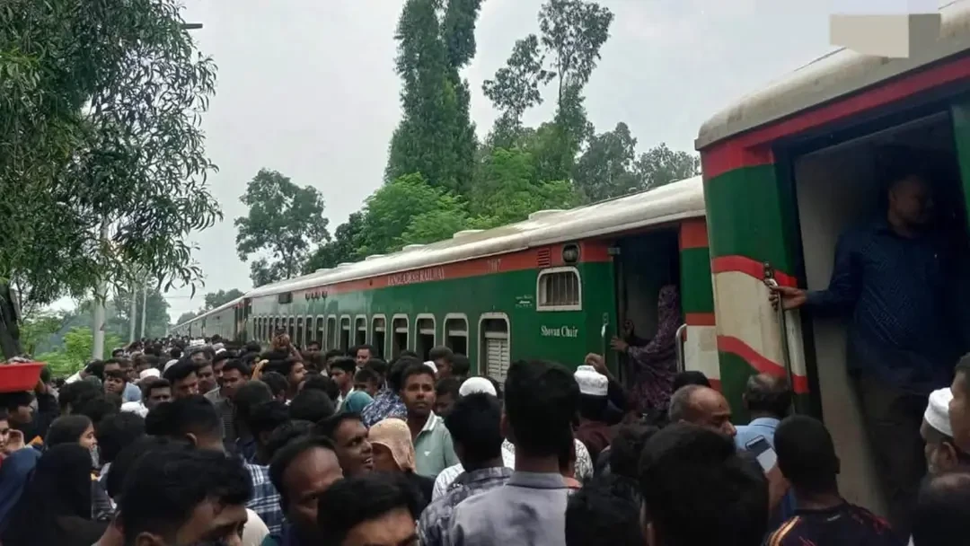 সিল্কসিটি এক্সপ্রেস লাইনচ্যুত, ঢাকার সঙ্গে উত্তরাঞ্চলের রেল যোগাযোগ বন্ধ