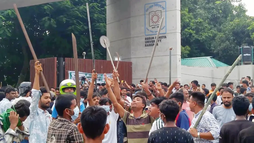 দেশীয় অস্ত্র-লাঠিসোঁটাসহ বেরোবিতে ছাত্রদল-যুবদল, উত্তপ্ত পরিস্থিতি