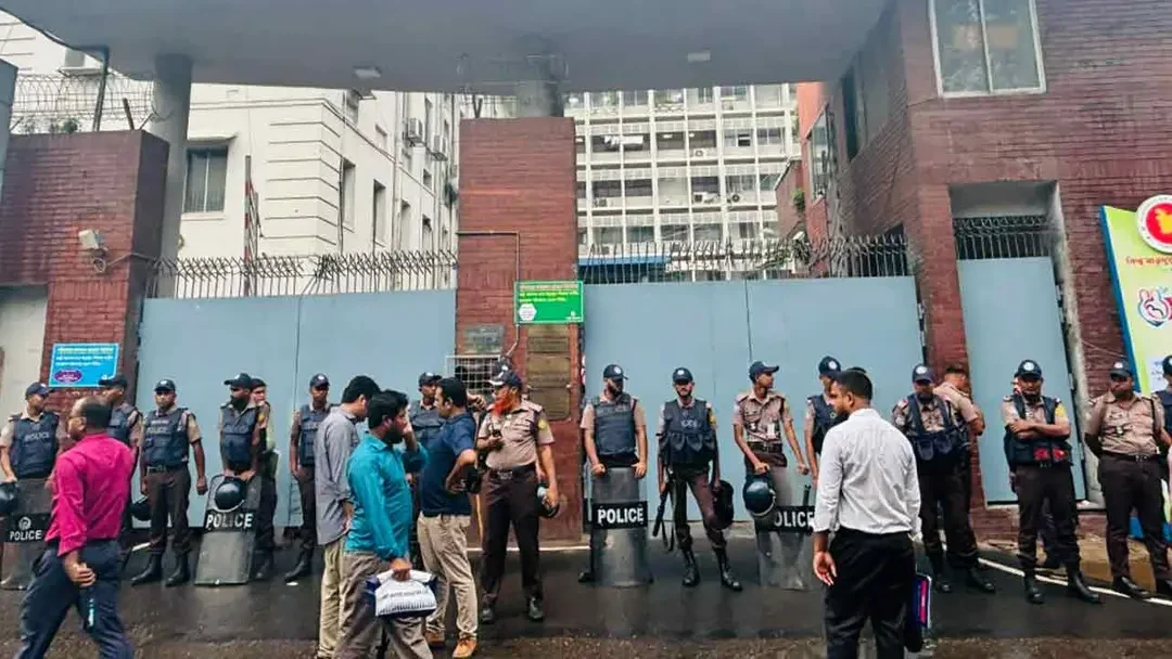 সচিবালয়ের সামনে অতিরিক্ত পুলিশ মোতায়েন