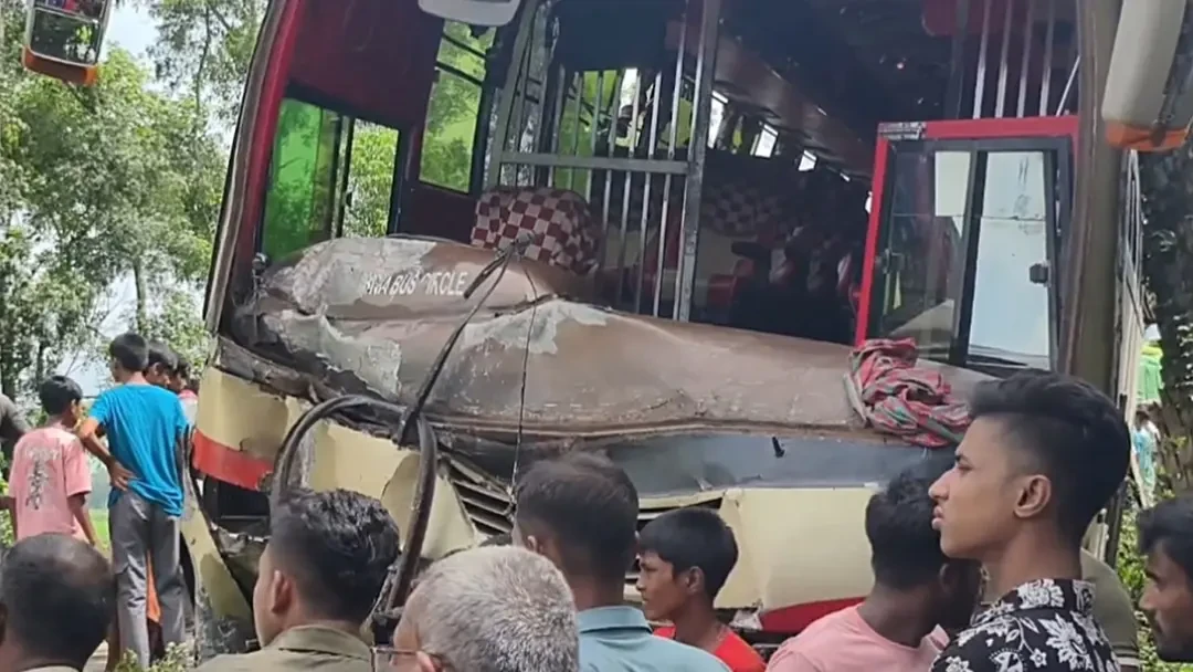 নাটোরে গরুবাহী নছিমনে বাসের ধাক্কায় নিহত ৩