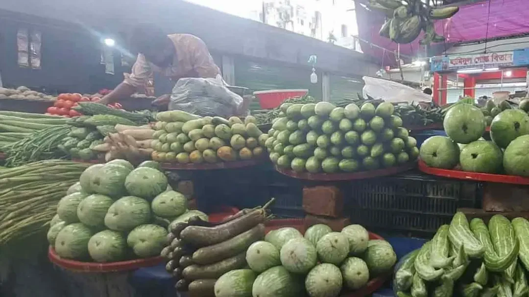 ছুটির দিনেও সবজিতে অস্বস্তি