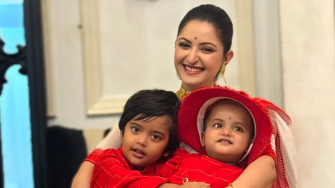 ‘তিন নম্বর জন ডান’, পরীমণির কোলে থাকা শিশুকে নিয়ে নানা জল্পনা