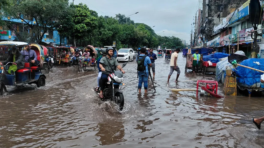 ভারী বৃষ্টিতে ডুবেছে নিউমার্কেট এলাকার বিভিন্ন সড়ক, ব্যাহত যান চলাচল